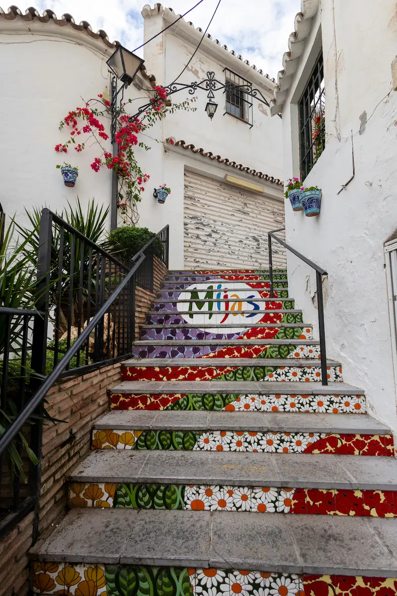 El Hermoso Y Encantador Pueblo Blanco De Mijas